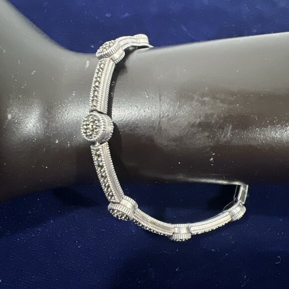 Exquisite Sterling Silver Narrow Knot Marcasite 7" Bracelet - Picture 1 of 11